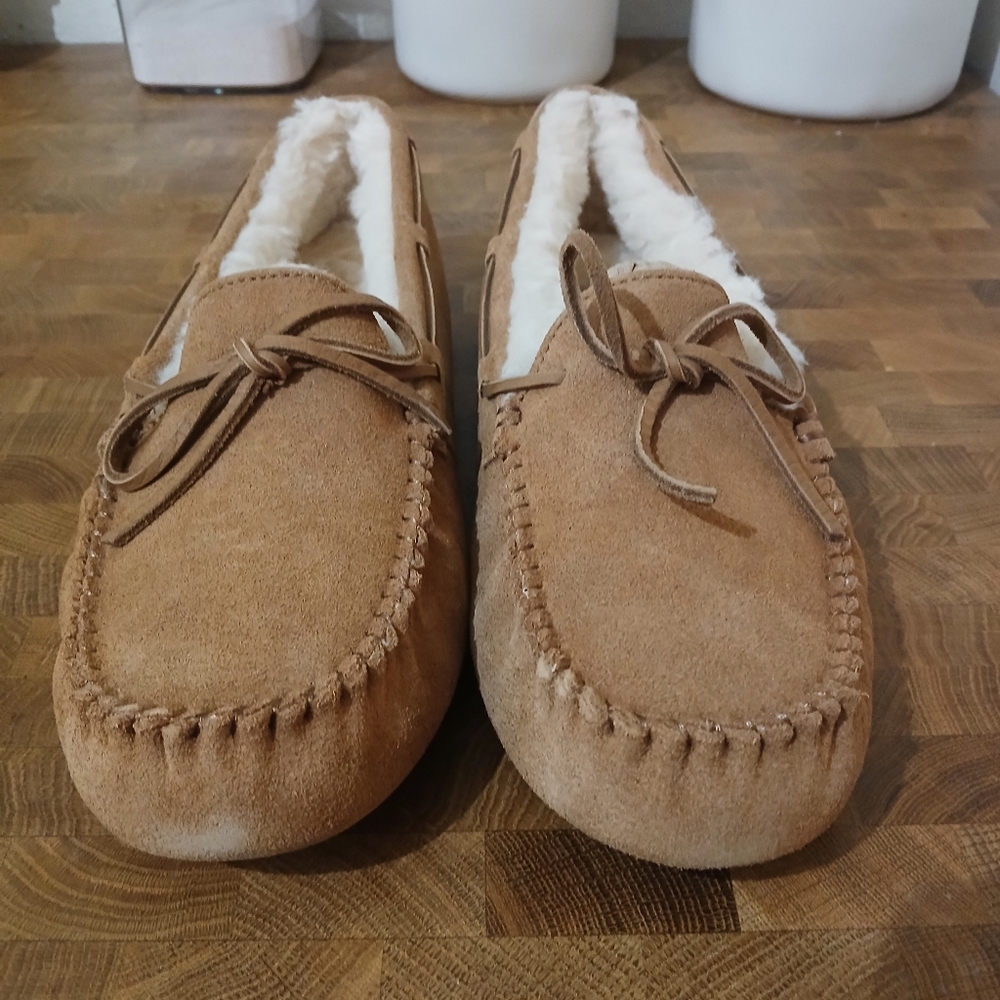 🆕️ UGG Slippers - Picture 2 of 9